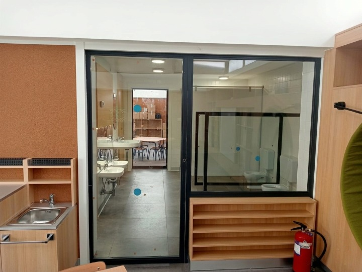 Carpintería metálica corredera con paneles de cristal fabricada por CB Estructuras