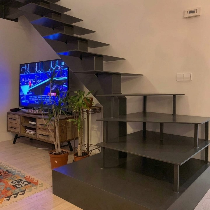 Escalera metálica negra con iluminación LED fabricada por CB Estructuras
