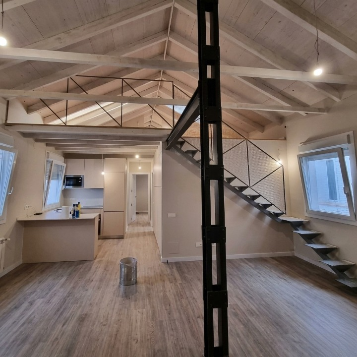 Escalera metálica de interior fabricada por CB Estructuras en vivienda con loft